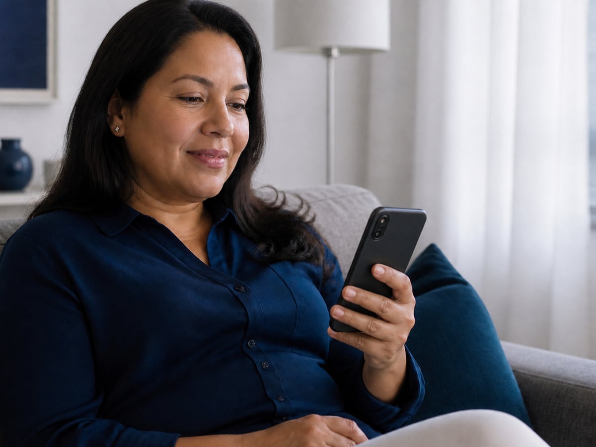 Paciente revisando tranquilamente su información de salud en el teléfono
